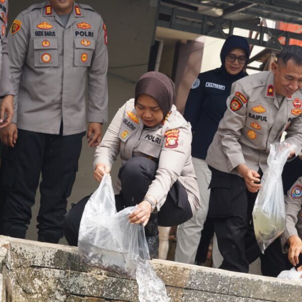 Kapolres Metro Bekasi Tebar 10.000 Benih Lele, Dukung&hellip;