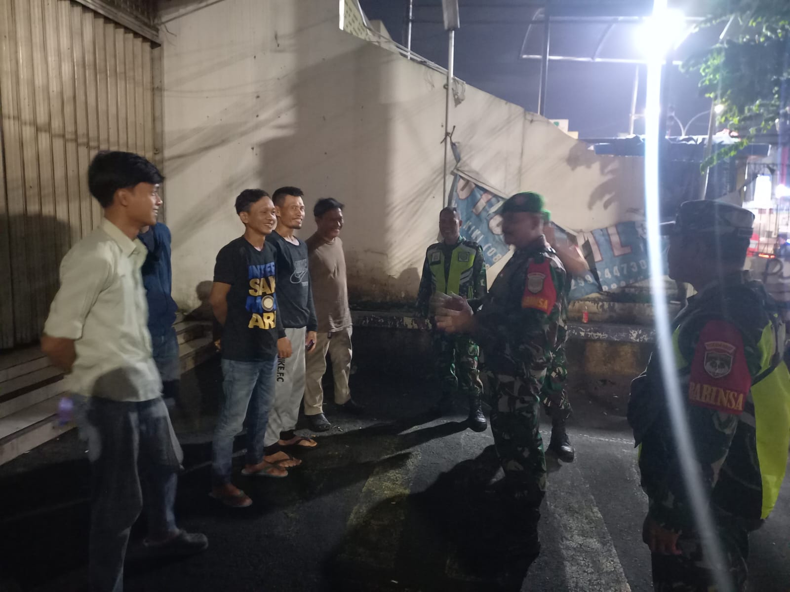 Patroli Malam Koramil 04/Jati Asih, Jalan Kaki dan Berkendara Demi Ciptakan Wilayah Aman dan Kondusif