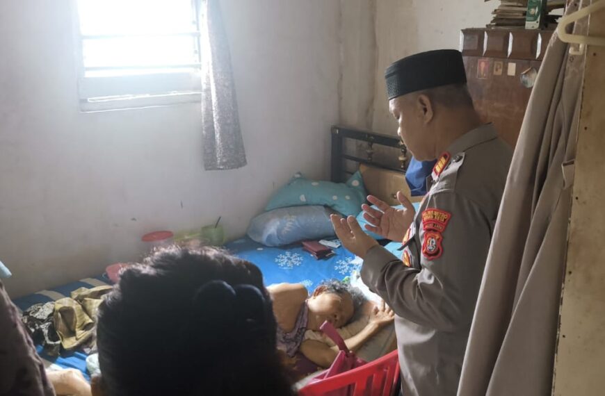 Empati Kapolsek Bekasi Barat Kunjungi Warga Janda Lansia…