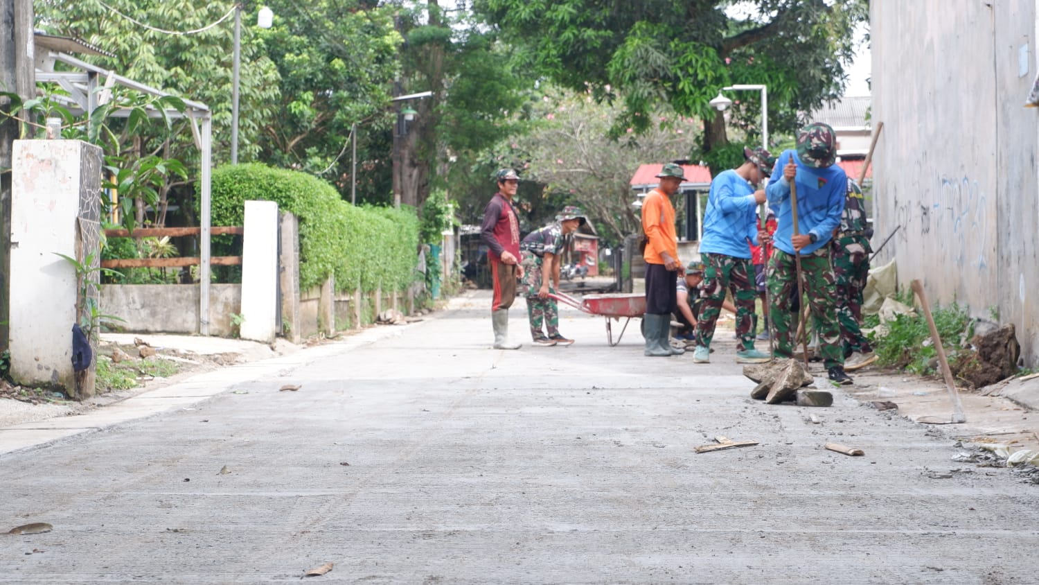 Jalan Simin Gaer Kini Mulus, Warga Jatirangga Rasakan Manfaat Nyata TMMD Ke-128 Kodim 0507/Bekasi