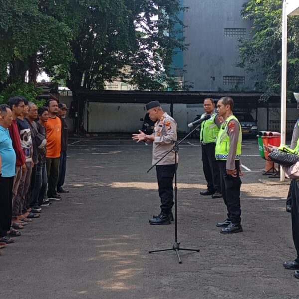 Kapolsek Bekasi Barat Berikan Rompi Hijau kepada 12&hellip;