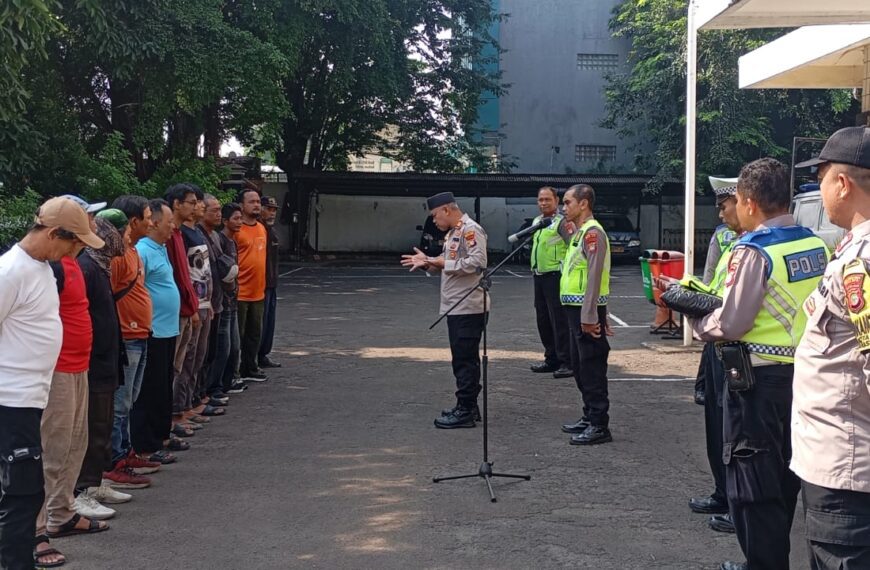 Kapolsek Bekasi Barat Berikan Rompi Hijau kepada 12 Supeltas untuk&hellip;