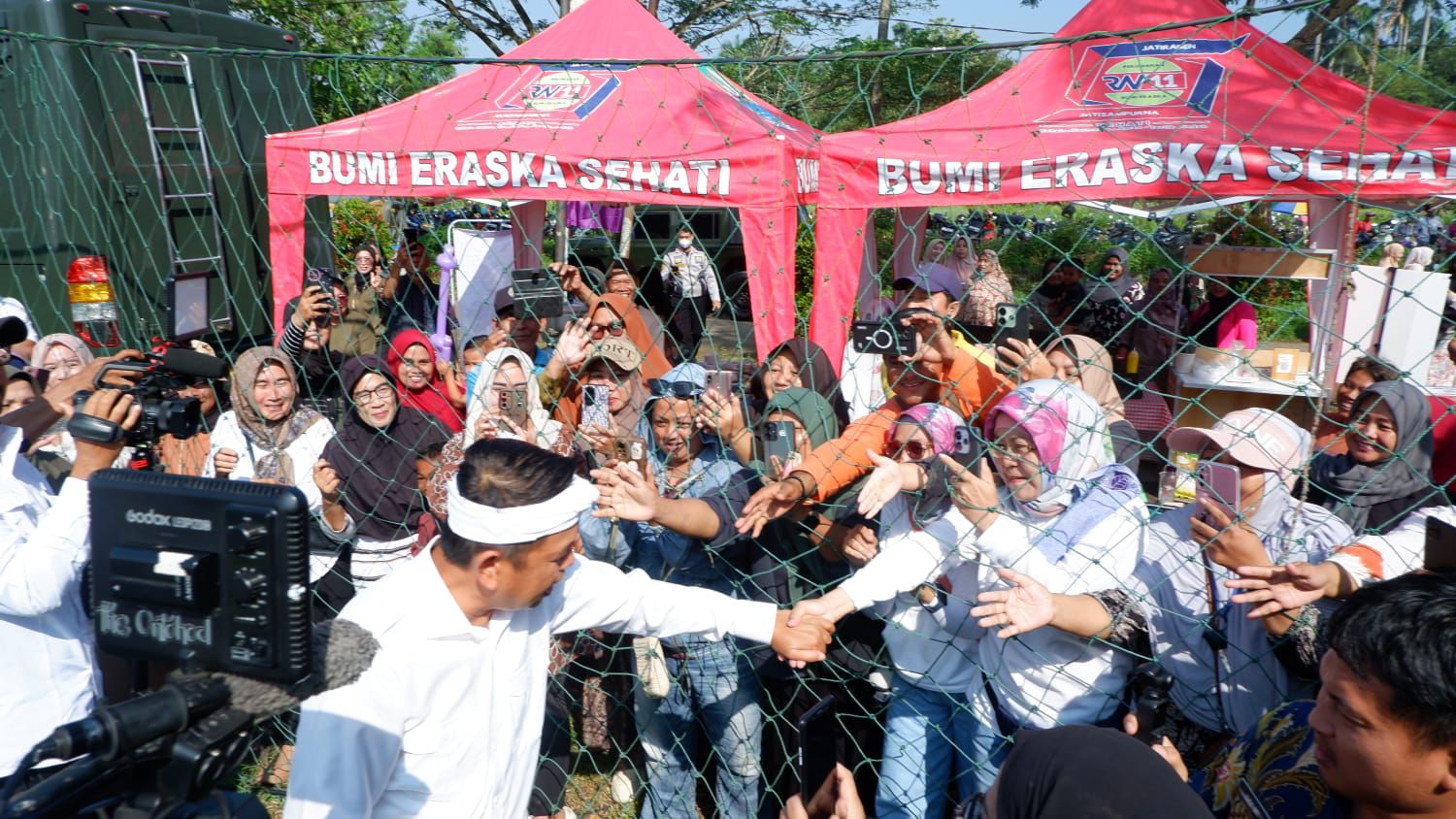 Kehadiran Kang Dedi Mulyadi di Penutupan TMMD Ke-128 Kodim 0507/Bekasi Disambut Antusias Ratusan Warga Jatirangga dan Jatiraden