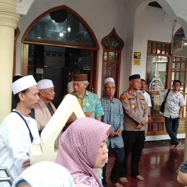 Empati dan Peduli Kapolsek Bekasi Barat Takziah Warga&hellip;