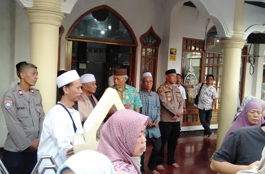 Empati dan Peduli Kapolsek Bekasi Barat Takziah Warga Yang Meninggal
