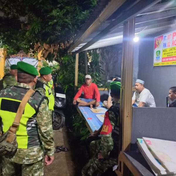 Patroli Siskamling Babinsa Koramil 04/Jati Asih Perkuat Keamanan&hellip;