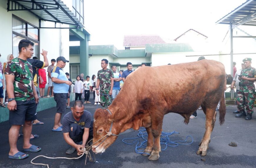 Dandim 0507/Bekasi Serahkan Hewan Kurban, Jadikan Idul Adha Sebagai Momentum…