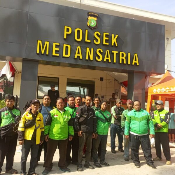 Polsek Medan Satria Bagikan Daging Kurban kepada Ojol&hellip;