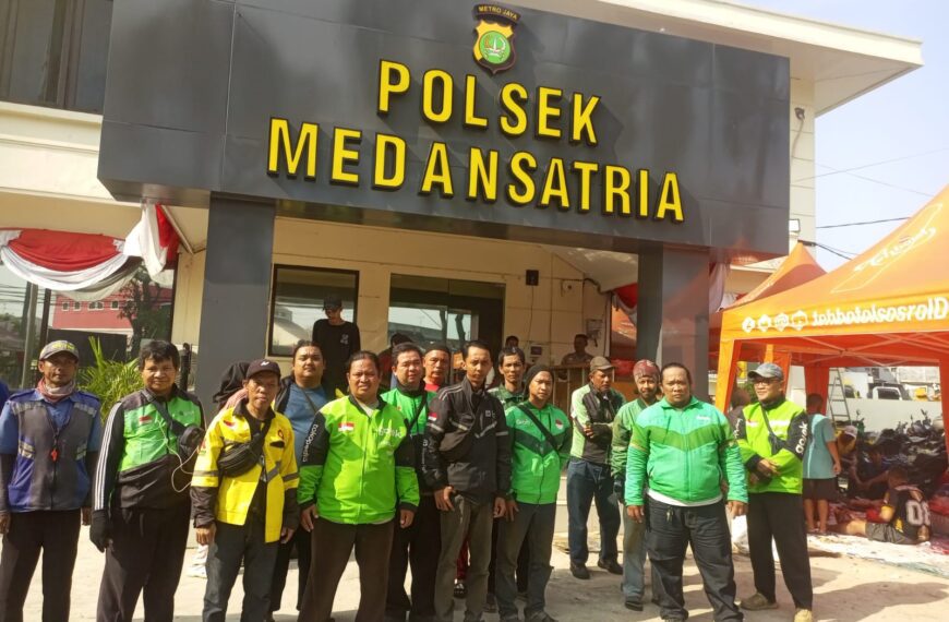 Polsek Medan Satria Bagikan Daging Kurban kepada&hellip;