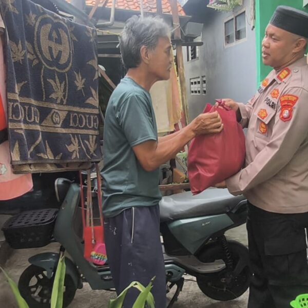 Jumat Berkah Polsek Bekasi Barat Berikan Paket Sembako…