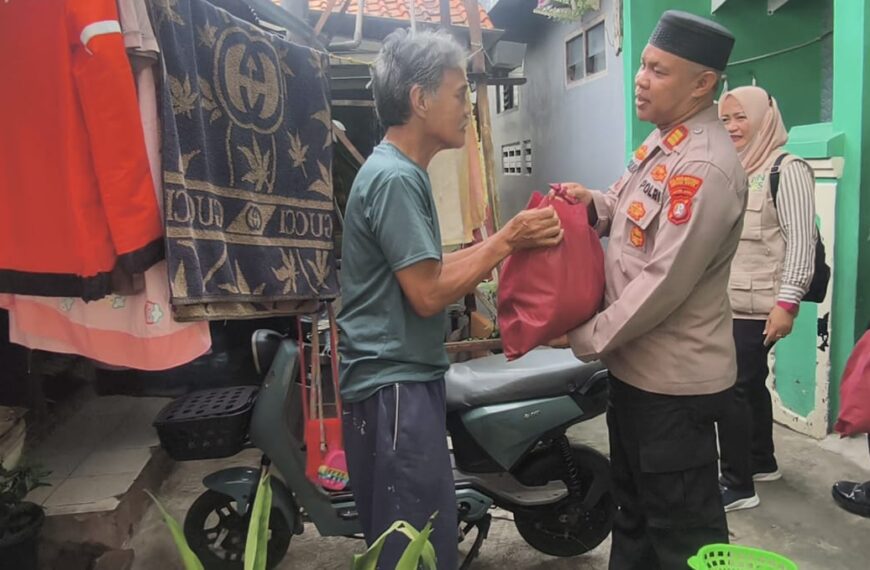 Jumat Berkah Polsek Bekasi Barat Berikan Paket Sembako Kepada Warga…