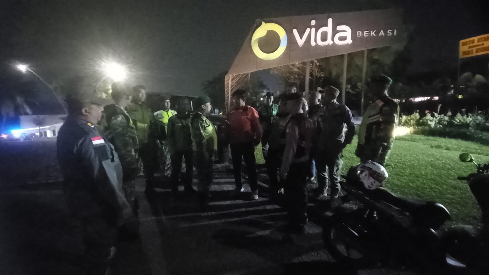 Patroli Malam Humanis Babinsa Koramil 05/Bantar Gebang Jaga Kamtibmas Tetap Kondusif