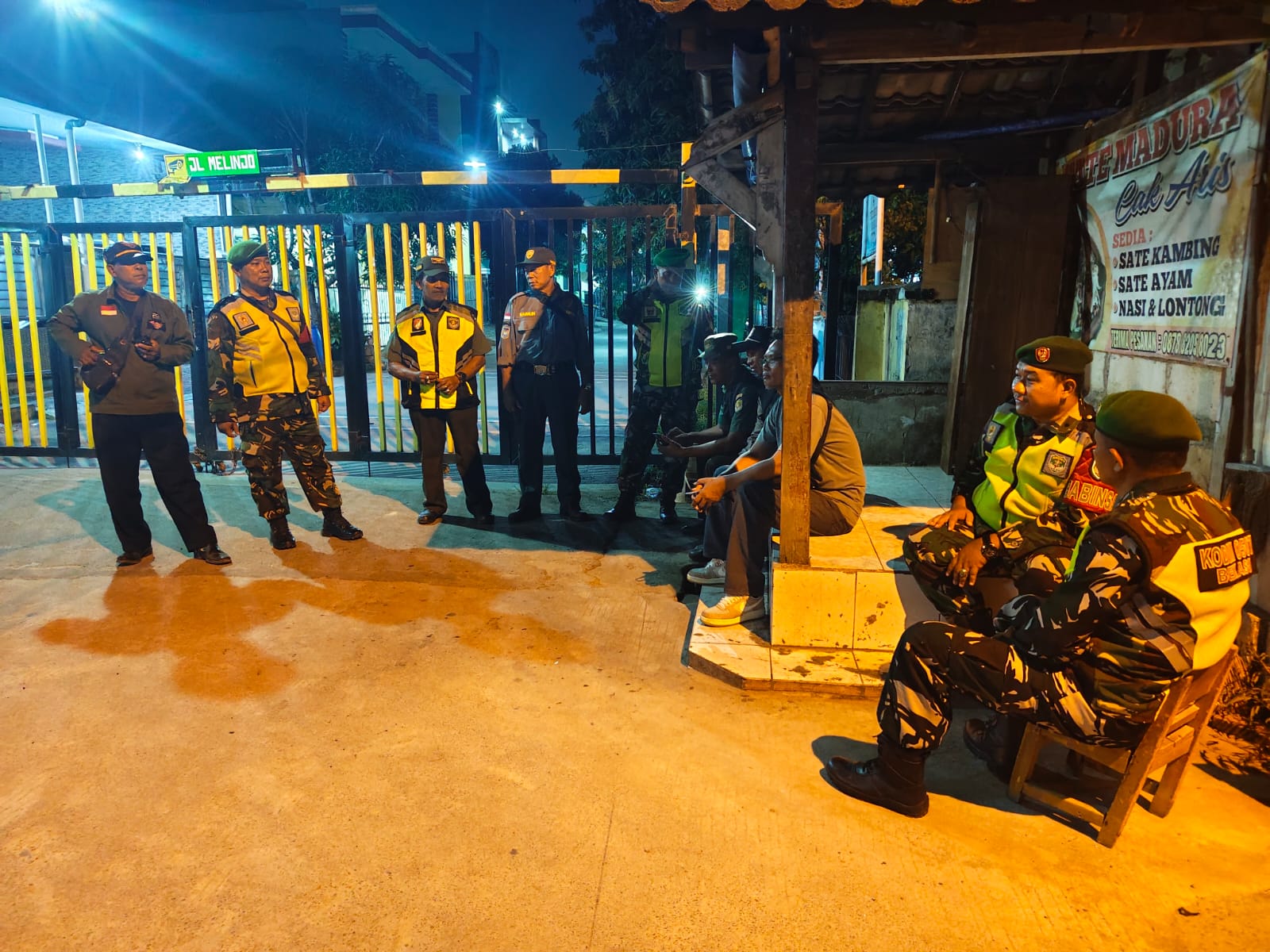 Patroli Antisipasi Gangguan Kamtibmas, Babinsa Koramil 01/Kranji Perketat Pemukiman dan Perumahan Warga