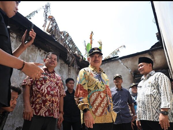 Wawali Bekasi Kunjungi Korban Kebakaran di Bojong Rawalumbu