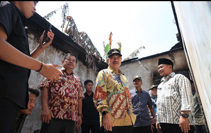 Wawali Bekasi Kunjungi Korban Kebakaran di Bojong Rawalumbu