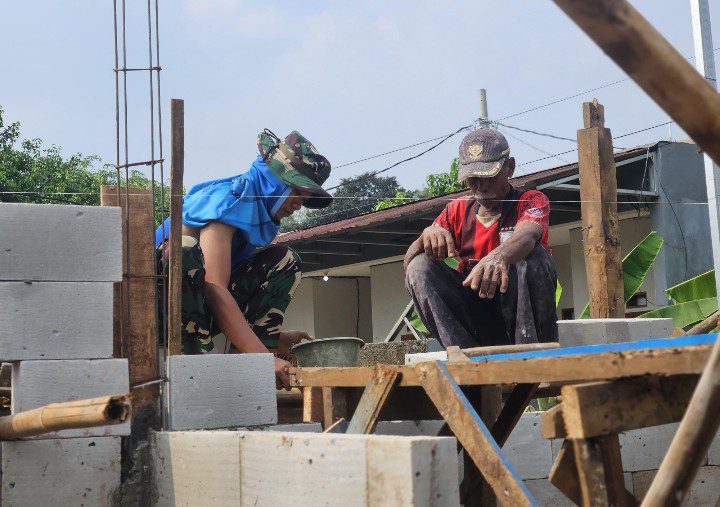 Progress Rutilahu TMMD Ke-128 Kodim 0507/Bekasi Terus Dikebut, Satgas Fokus Pemasangan Hebel dan Genteng ‎