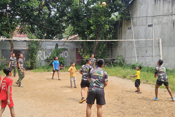 Ceria dan Penuh Keakraban, Satgas TMMD Ke-128 Kodim 0507/Bekasi Bermain Voli Bersama Anak-Anak Jatirangga