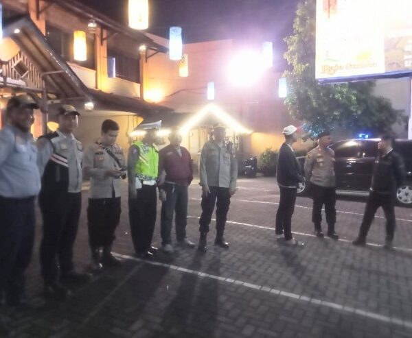 Kapolsek Bekasi Barat Pimpin Pelayanan Pengamanan Malam Takbir…