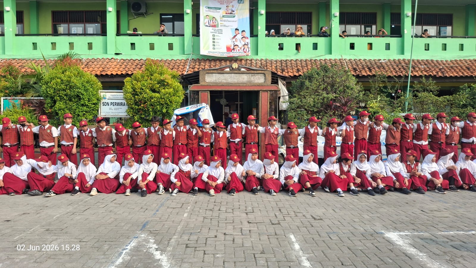 SDN Perwira 4 Kota Bekasi Gelar Pelepasan Siswa Kelas VI, Orang Tua dan Warga Padati Lingkungan Sekolah 