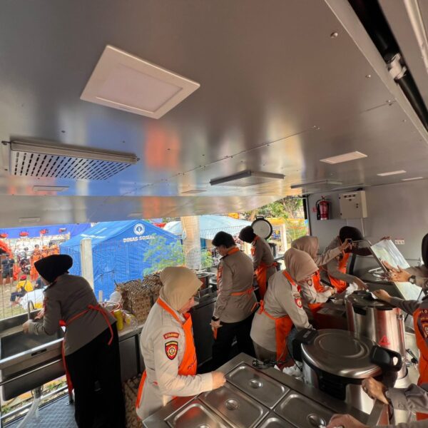*Ditpamobvit Polda Metro Bagikan 500 Boks Makanan untuk…