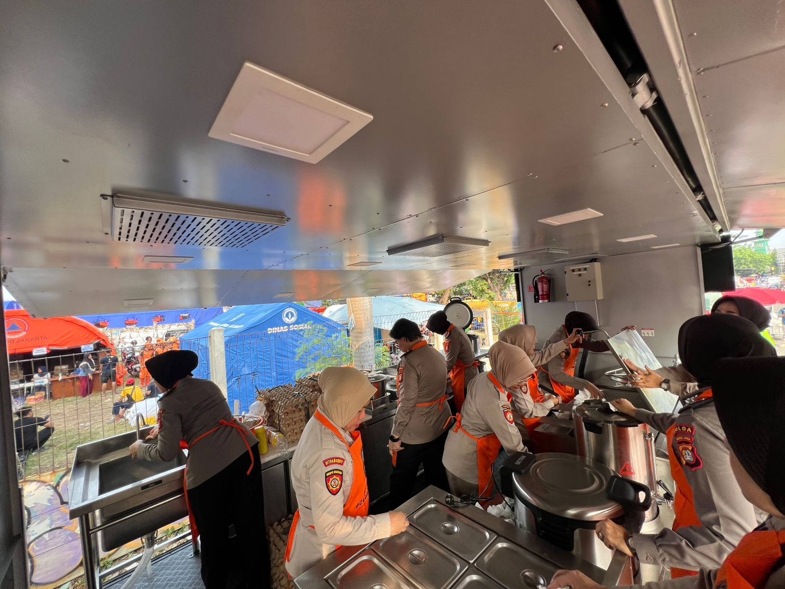 *Ditpamobvit Polda Metro Bagikan 500 Boks Makanan untuk Korban Kebakaran Kemayoran*