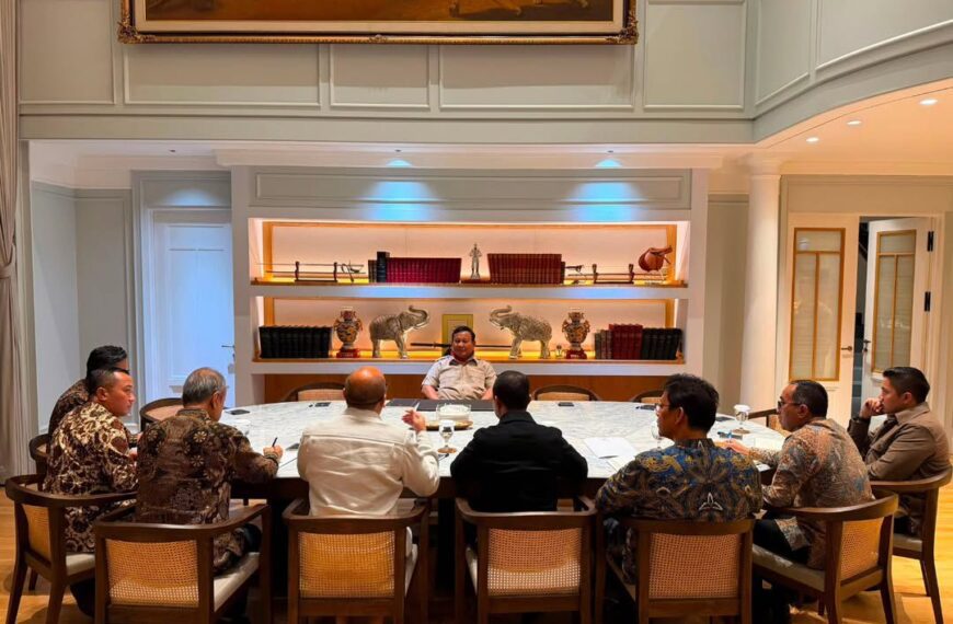 Panggil Dony Oskaria dan Menteri Bidang Ekonomi, Presiden&hellip;