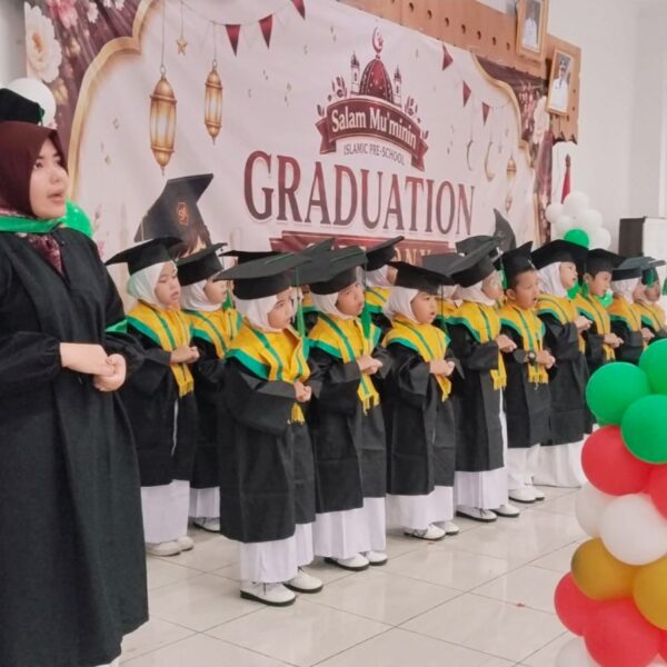 RA Salam Mu’minin Lepas 18 Wisudawan dengan Pentas&hellip;