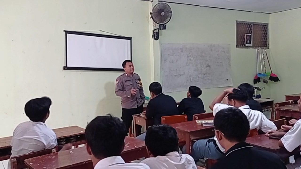 Bhabinkamtibmas Polsek Medansatria Himbau Pelajar SMK Ekuin Jauhi Demo dan Kerusuhan