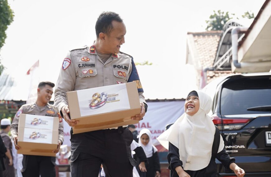 Berbagi Kebahagiaan, Polri Salurkan 500 Paket Sembako…