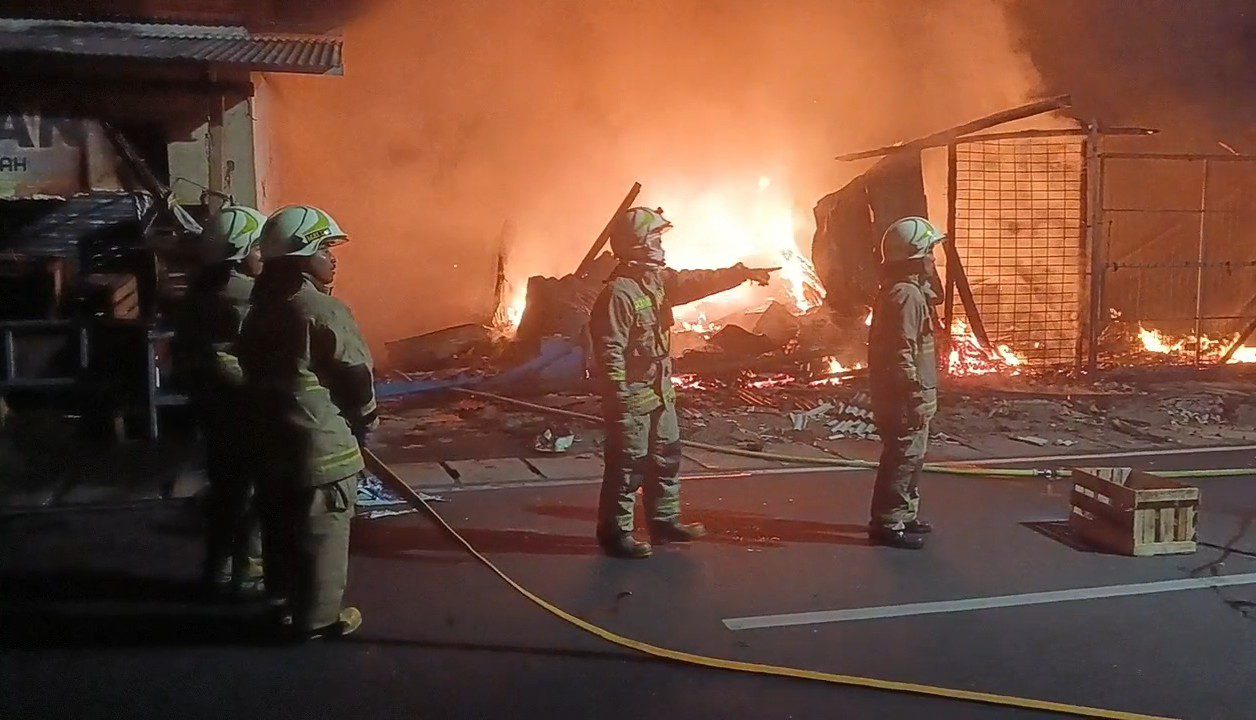 Dua Bangunan Bengkel Ban dan Toko Kusen di Pondok Kopi Ludes Terbakar, Diduga Akibat Korsleting Listrik