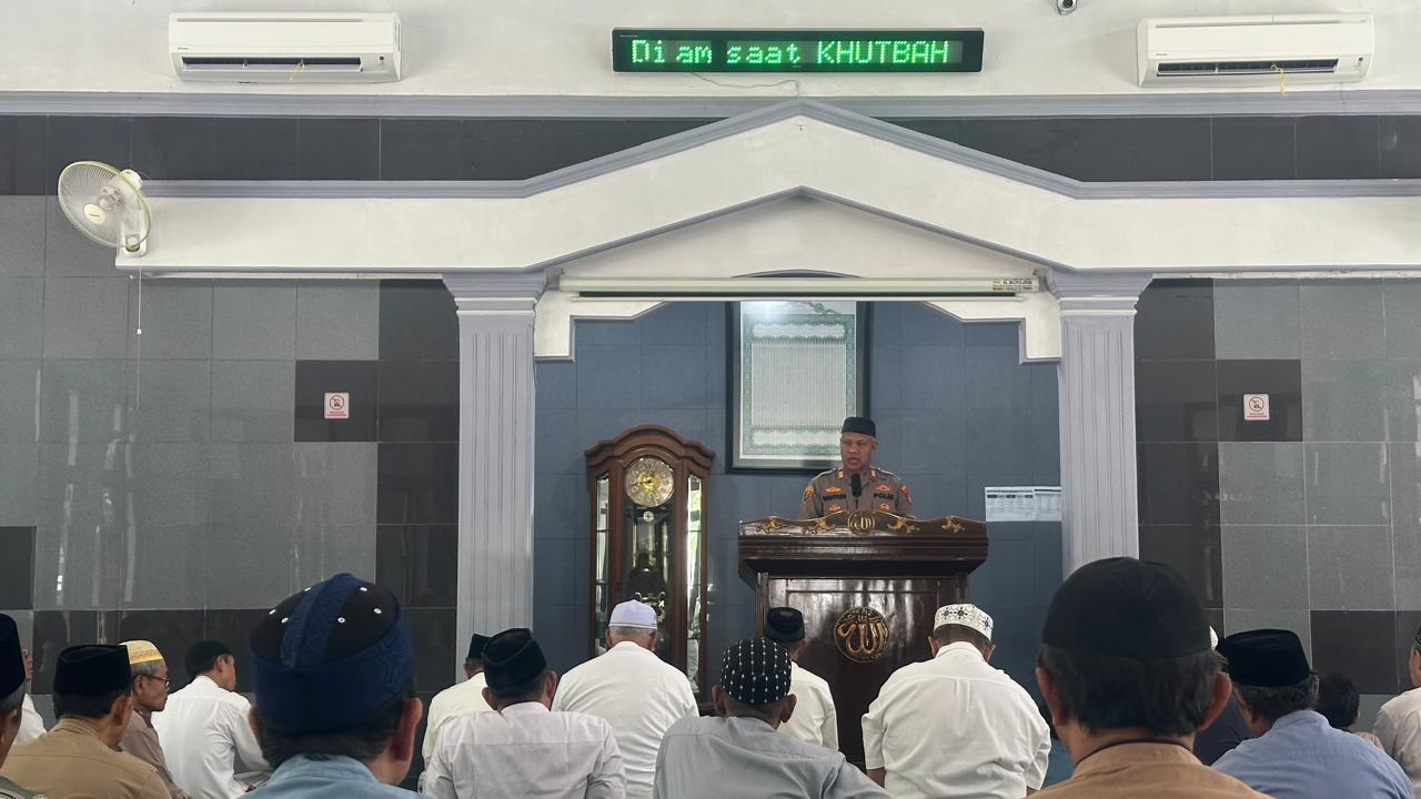 Giat Jaga Jakarta On The Spot Kapolsek Bekasi Barat Sampaikan Pesan Kamtibmas Usai Sholat Jumat, Ajak Warga Cegah Tawuran dan Hindari Judi Online