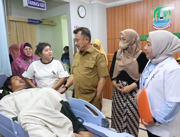 Wakil Wali Kota Bekasi Jenguk Korban Kecelakaan Cut&hellip;