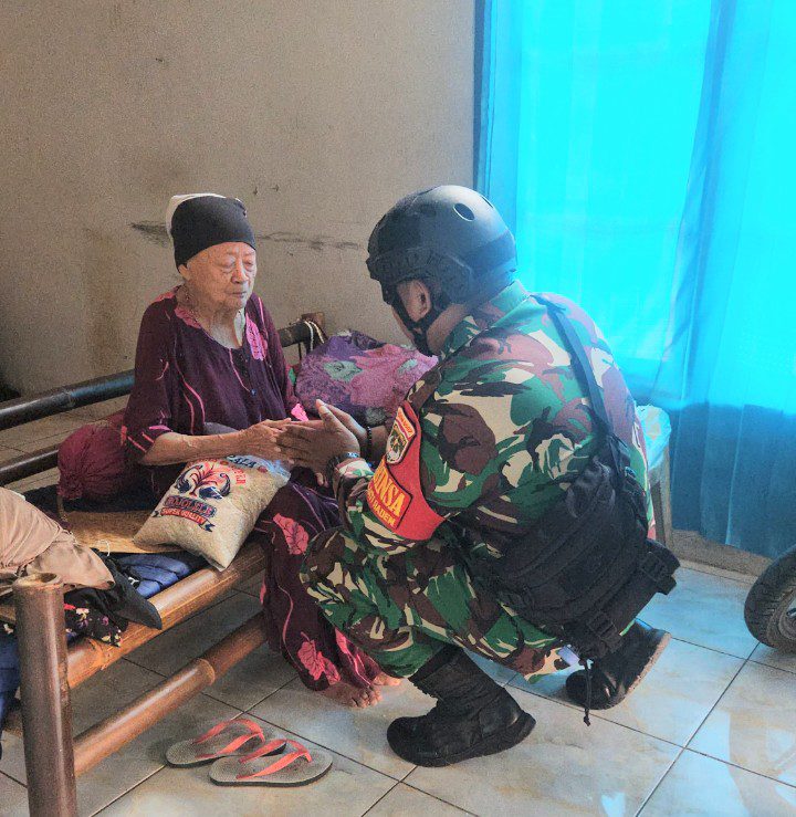 Tak Sekedar Menjaga Wilayah, Babinsa Jatiraden Hadir Menguatkan Warga Lewat Aksi Berbagi