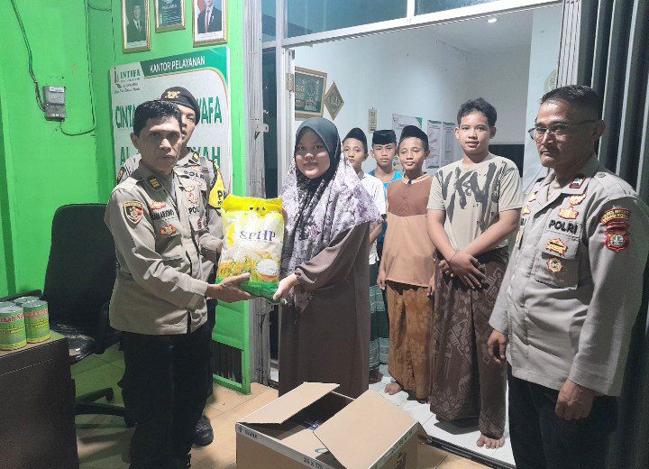 Santunan Anak Yatim “Jumat Berkah” Polsek Medansatria di Asrama Cinta Yatim dan Dhu’afa