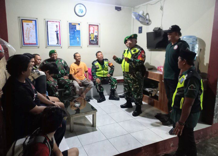 Hadir di Tengah Malam, Babinsa Koramil 04/Jati Asih Pastikan Wilayah Tetap Aman dan Kondusif