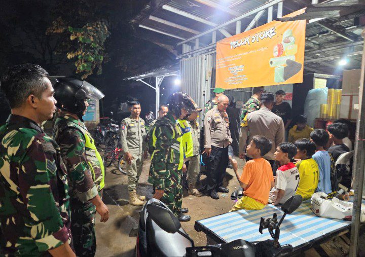 Langkah Pasti Babinsa Koramil 02/Pondok Gede Menjaga Malam Tetap Aman di Lingkungan Warga