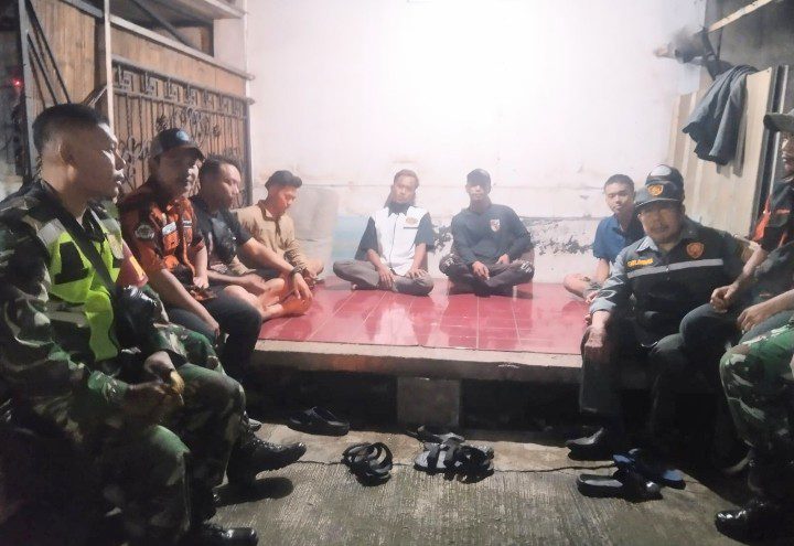 Pengamanan Wilayah Tanpa Henti, Babinsa Koramil 03/Teluk Pucung Hadir di Tengah Malam