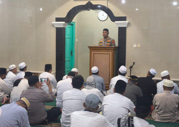 Jumat Keliling Kapolsek Bekasi Barat Sampaikan Pesan Kamtibmas di Masjid Darusallam Kranji