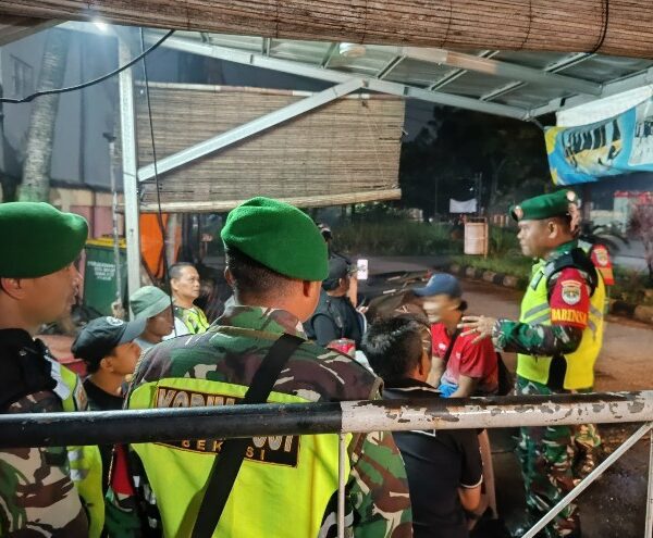 Jaga Ketenangan Warga, Babinsa Koramil 04/Jati Asih Intensifkan…