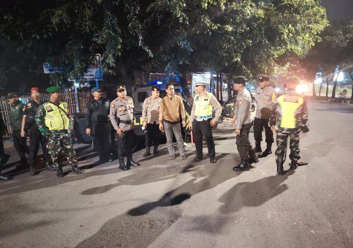 Pengamanan Wilayah Tanpa Henti, Babinsa Koramil 01/Kranji Hadir Untuk Masyarakat di Tengah Malam