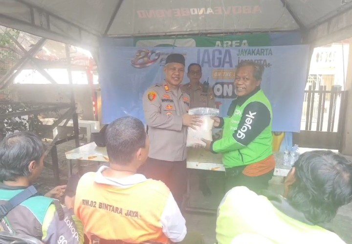 Jaga Jakarta On The Spot : Kapolsek Bekasi Barat Ajak Driver Ojek Online Kranji Jaga Kamtibmas dan Salurkan Bantuan Sembako