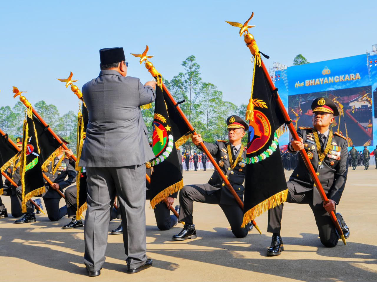 *Kapolda Lampung Irjen Pol Helfi Assegaf Terima Penghargaan Nugraha Sakanti pada HUT Bhayangkara ke-80*