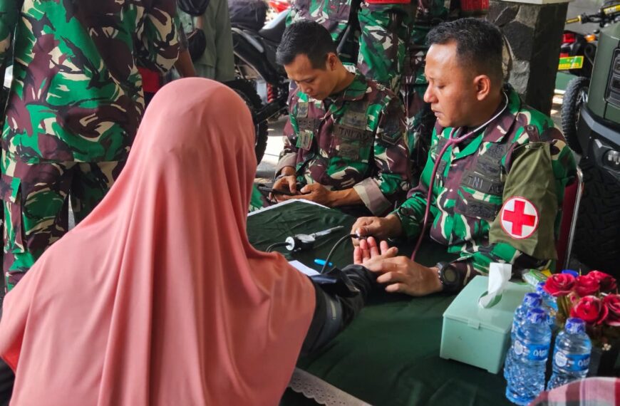Bakti Kesehatan TNI Hadir untuk Masyarakat, Warga Pondok&hellip;