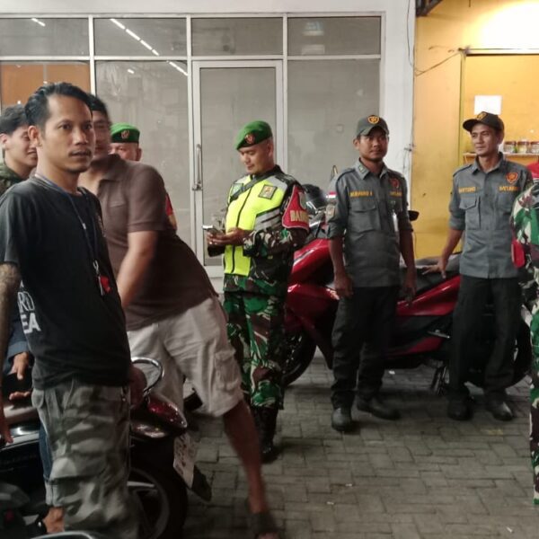 Patroli Humanis Babinsa Koramil 03/Teluk Pucung Pererat Kedekatan&hellip;