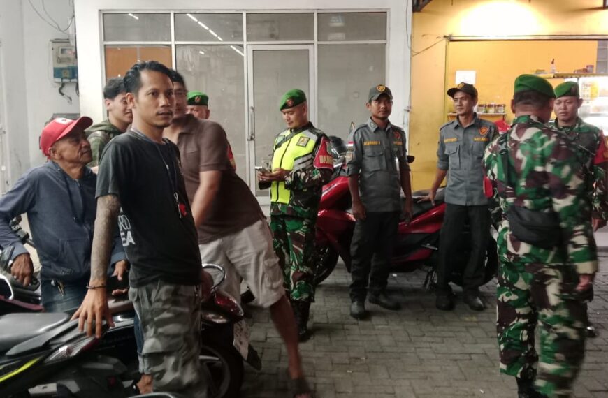 Patroli Humanis Babinsa Koramil 03/Teluk Pucung Pererat Kedekatan dengan Masyarakat