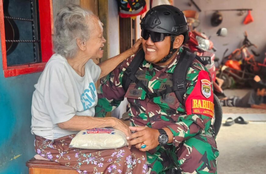 Menyusuri Gang Sempit, Menyapa hati yang membutuhkan: Babinsa Jatiraden Tebar…