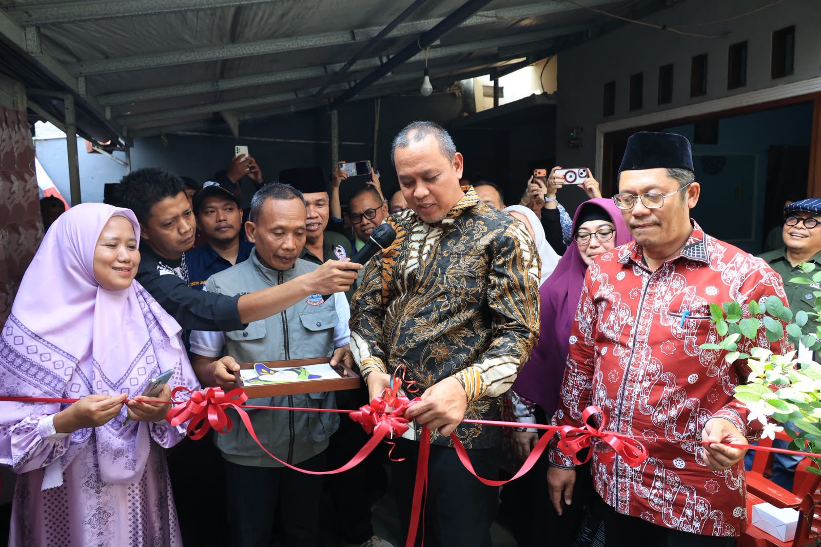 Wali Kota Bekasi Resmikan Bantuan Rutilahu di Pondok Gede, Wujudkan Hunian Layak Bagi Warga