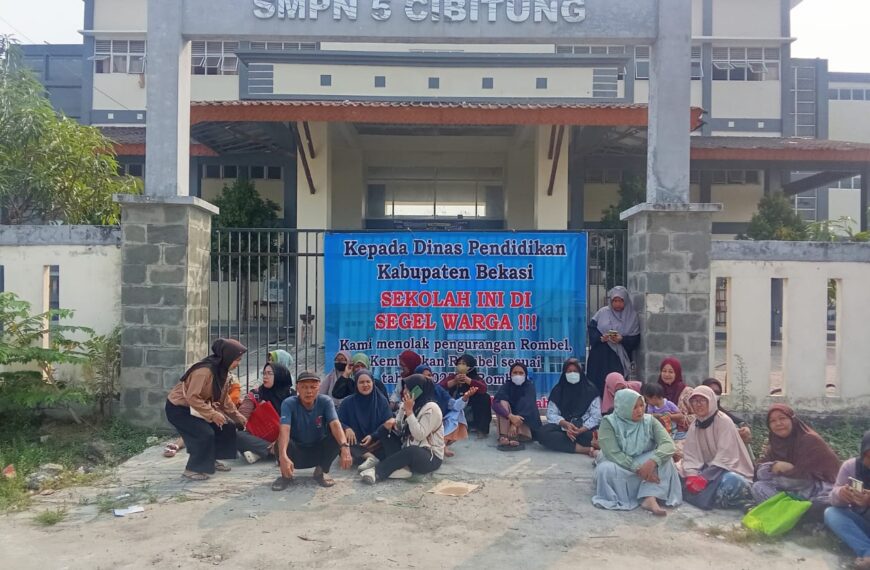 Warga Wanajaya Kesal, Sampai Pager Sekolah SMP 5&hellip;