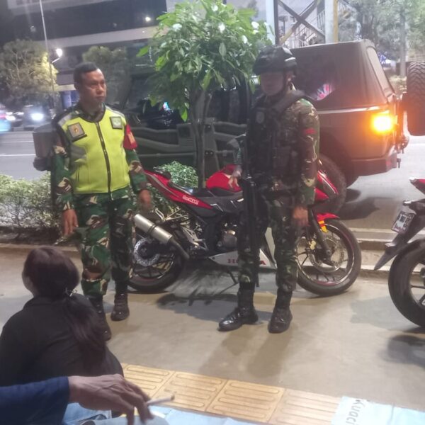 Pantau Aktivitas Malam Minggu, Babinsa Koramil 03/Teluk Pucung…