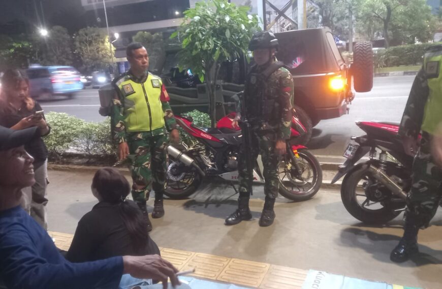 Pantau Aktivitas Malam Minggu, Babinsa Koramil 03/Teluk…
